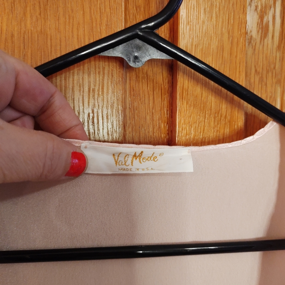 Vintage Val Mode pale pink satin scalloped edge robe - Picture 10 of 11